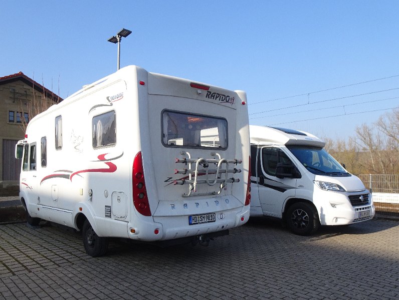 DSC05091.JPG - Nach der Trauung stellen wir uns auch, auf den Parkplatz...