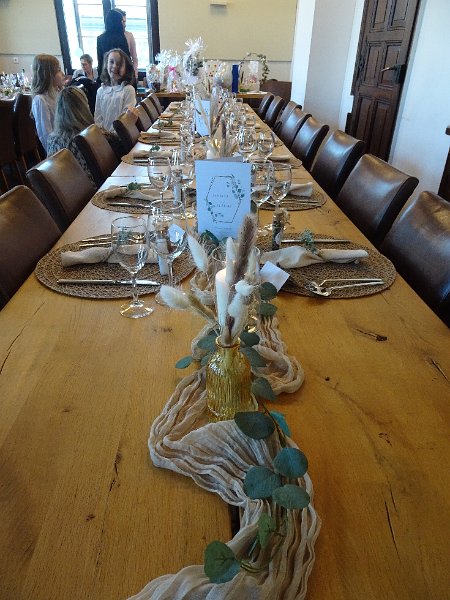 DSC05098.JPG - ...die Tische sind wunderhübsch eingedeckt...