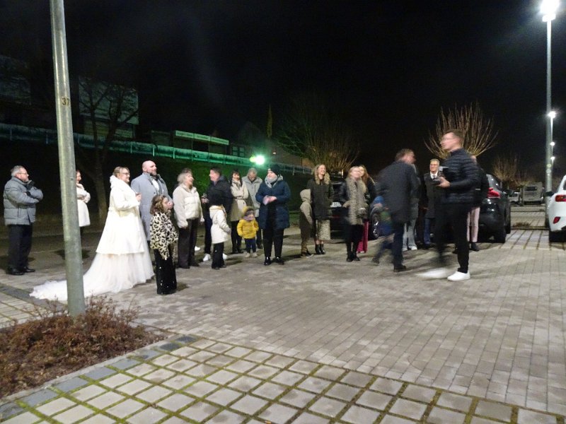 DSC05123.JPG - Zwischendurch versammeln wir uns alle vor dem Bahnhof...