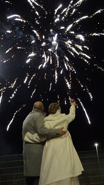 DSC05139.JPG - ...wo ein Feuerwerk für die beiden gezündet wird.