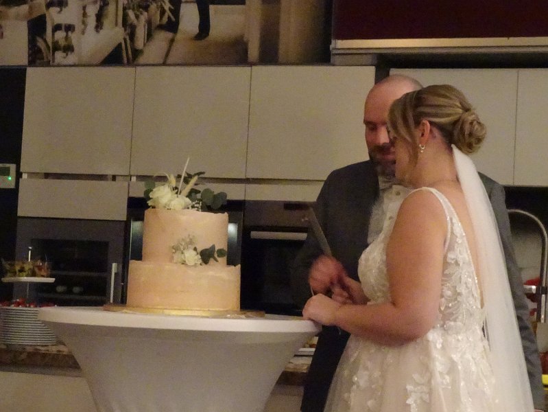 DSC05150.JPG - Die Hochzeitstorte wird angeschnitten...