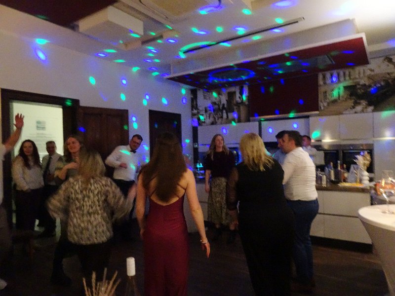 DSC05175.JPG - ...sowie, bis spät in die Nacht, eine gute Stimmung.