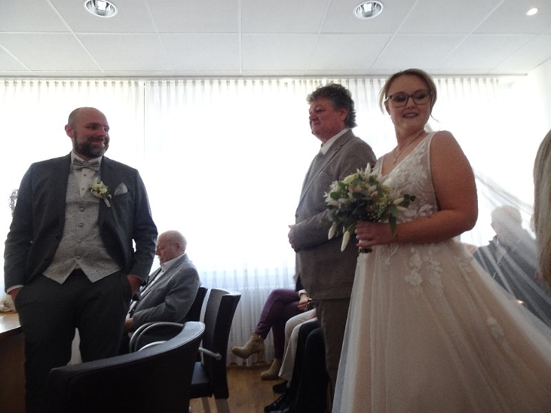 DSC05010.JPG - ...landen wir im Standesamt...