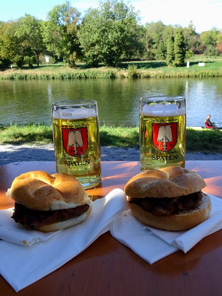 DSC08655.JPG - ...und gönnen uns ein Bier und ein Steakbrötchen.