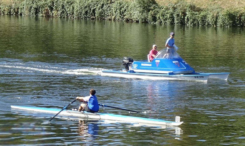 DSC08659.JPG - Nebenbei schauen wir dem Treiben auf dem Neckar zu.