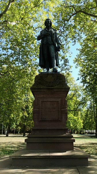DSC08667.JPG - Jetzt schauen wir uns noch die Schillerhöhe von Marbach an.Hier steht u.a. ein Denkmal von Friedrich Schiller...