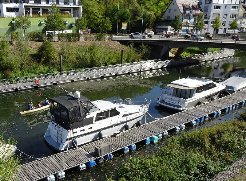 DSC08678.JPG - ...wo wir über eine Fußgängerbrücke zum Hafen an der Rems kommen.