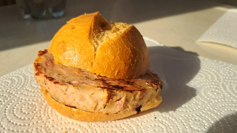 20260215_133046.jpg - ...und essen ein warmes Saumagenbrötchen welches wir auf den Namen "Der Mömlinger" getauft haben ;-)Naja, wir sind dann durch den Odenwald und am Neckar entlang, durch Heidelberg, wieder daheim angekommen. Es war ein schönes Wochenende, liebe Grüße an Britta & Dirk sowie Rotschi, der hoffentlich bald wieder FIT ist! ;-)